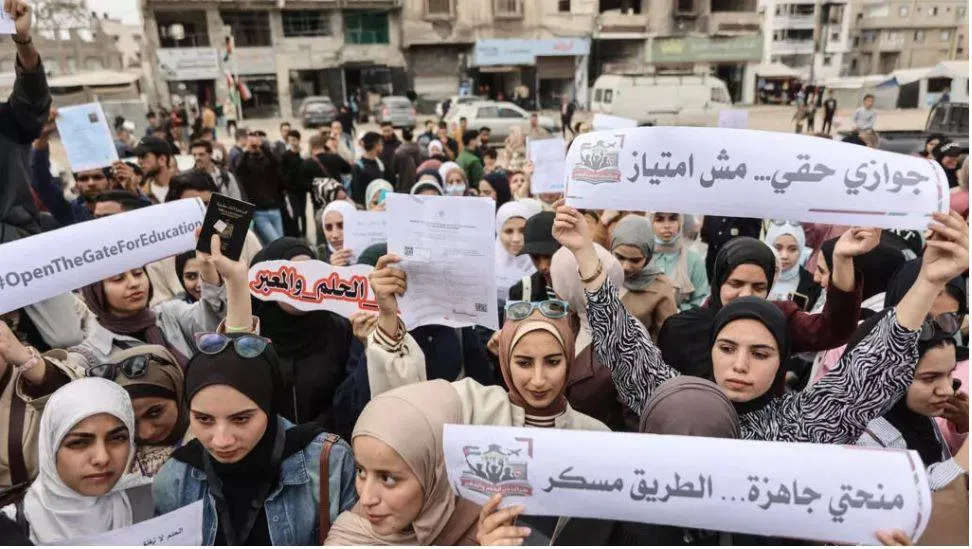تطلع طلاب غزيين لمتابعة دراستهم يتلاشى في انتظار إجلائهم إلى إيطاليا