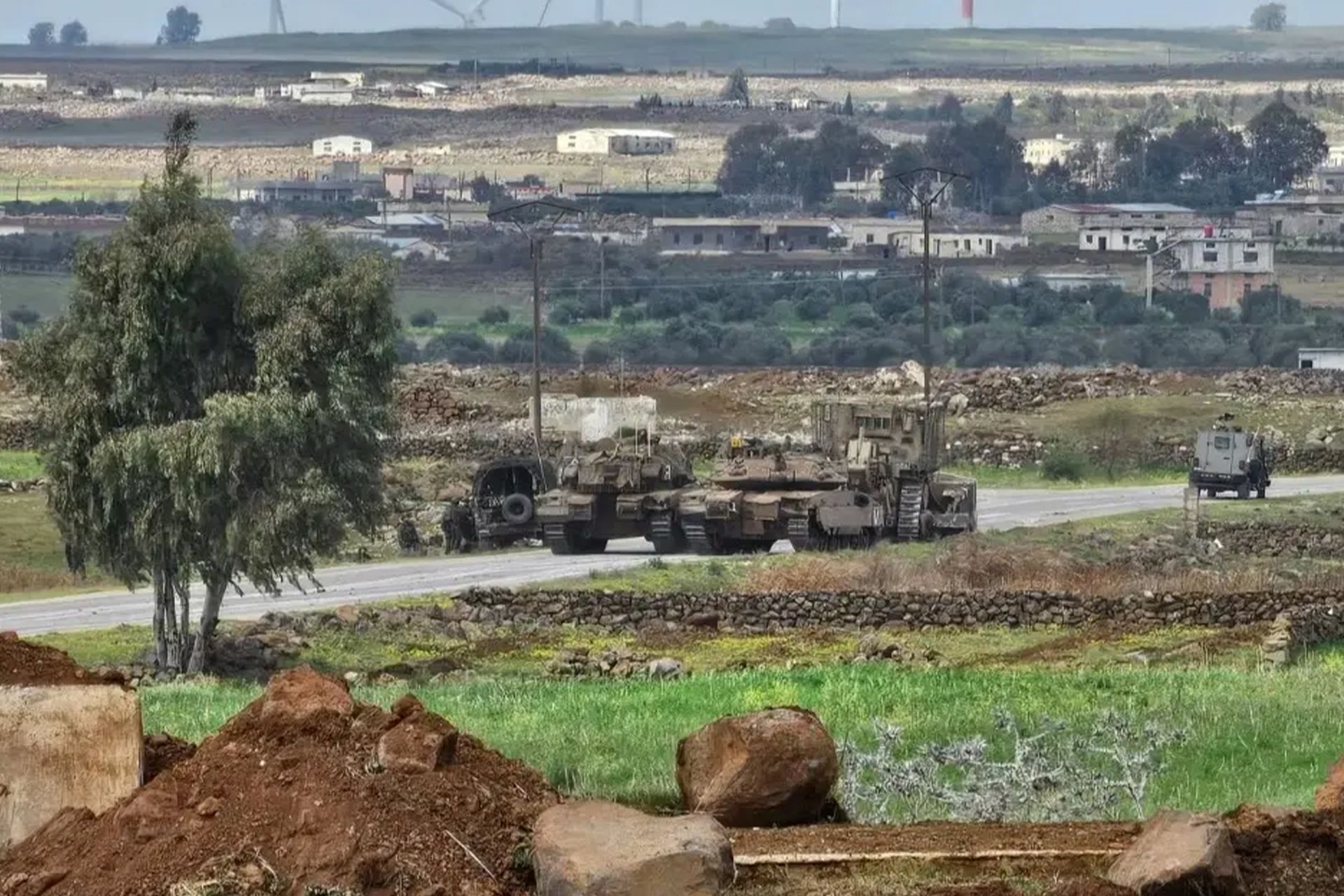 الاحتلال الإسرائيلي يصعد جنوب سوريا.. اعتقالات بالقنيطرة وقصف في درعا
