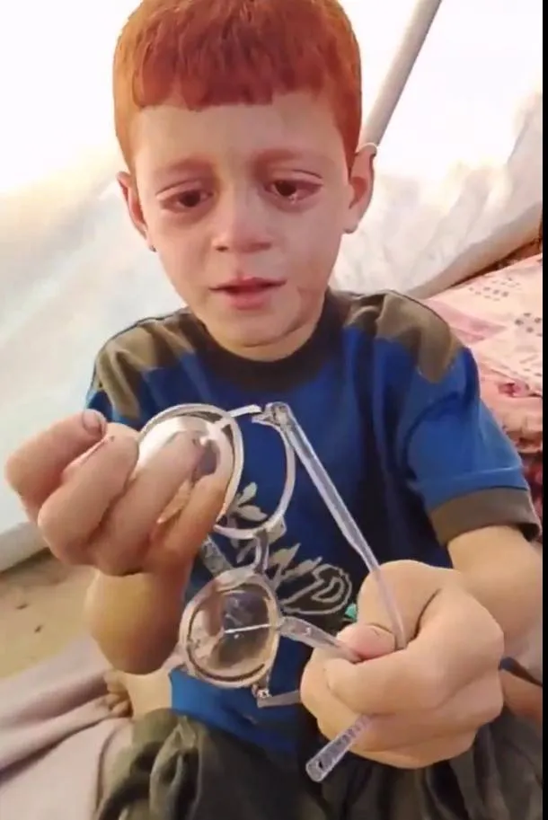 اهتمام عالمي بطفل فلسطيني يعاني من ضعف البصر بكى حزنا على نظارته المكسورة