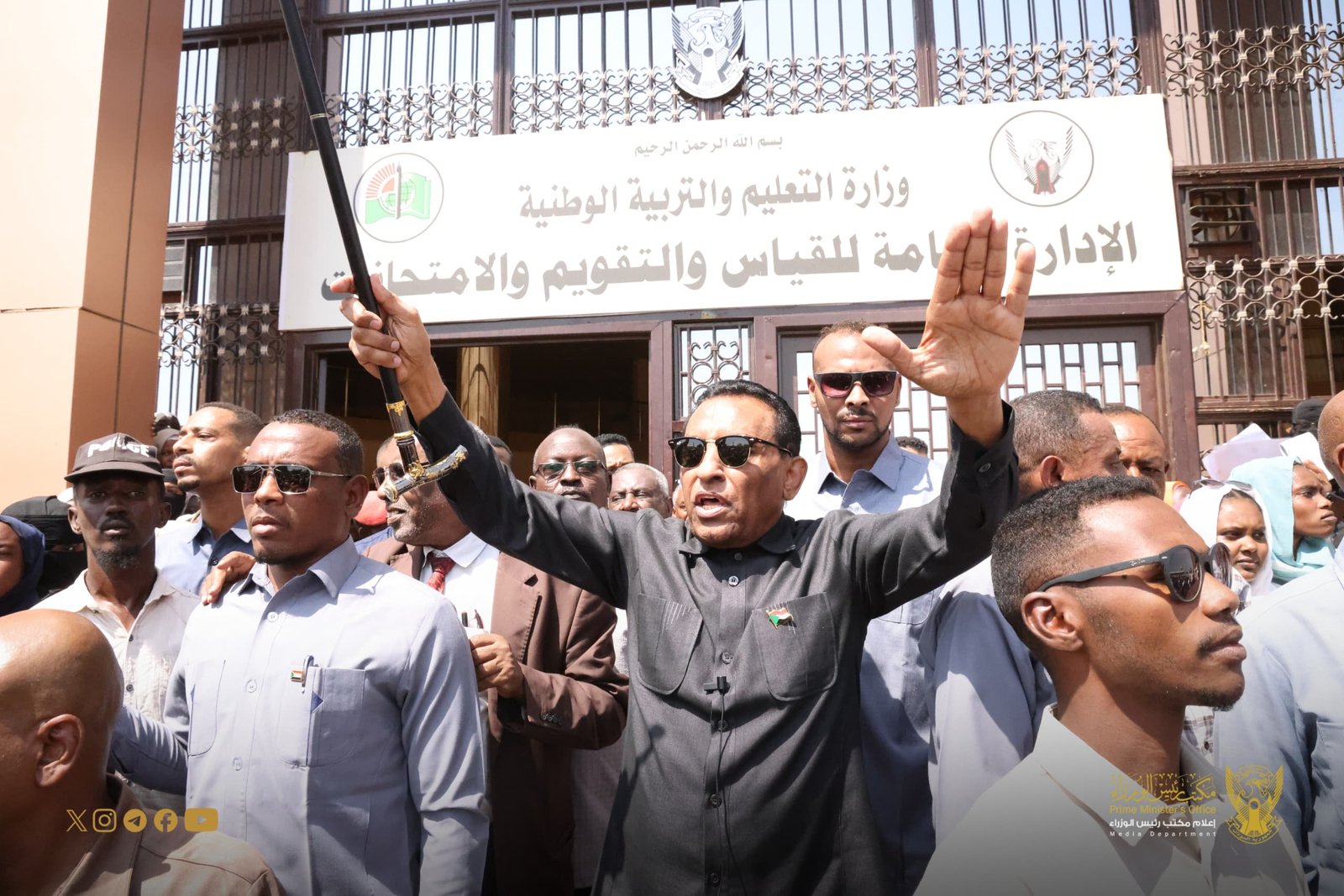 رئيس الوزراء يزف البشريات الطلاب الشهادة السودانية  