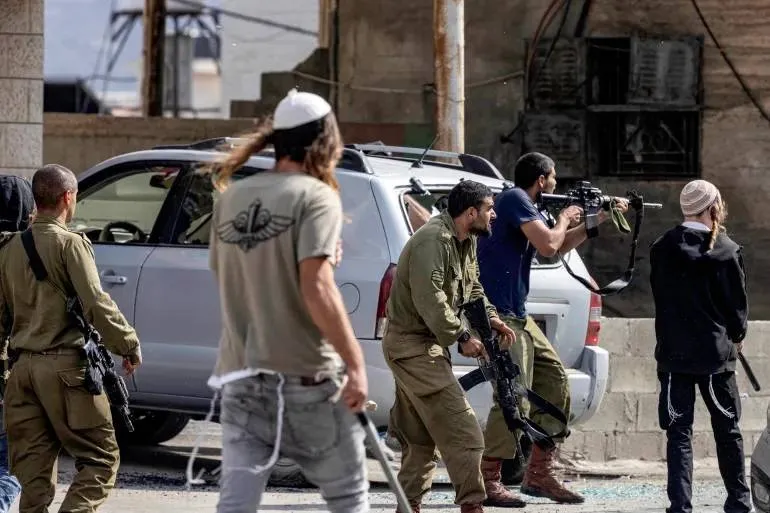 الجيش الإسرائيلي يمنع مستوطنا من دخول الضفة الغربية بعد اعتدائه على فلسطيني