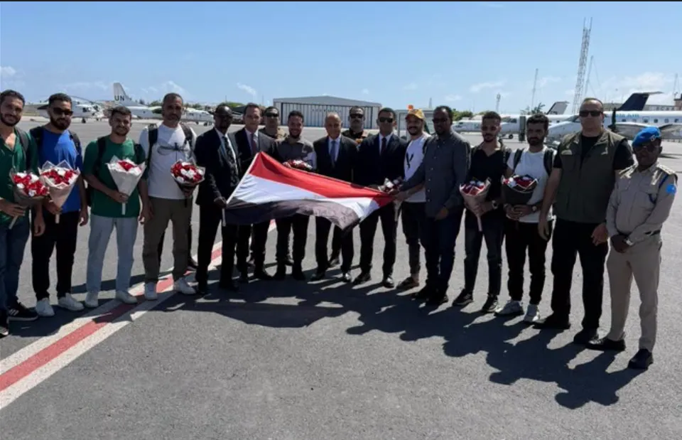 البحارة المصريون المختطفون في الصومال يغادرون إلى القاهرة عقب تحريرهم