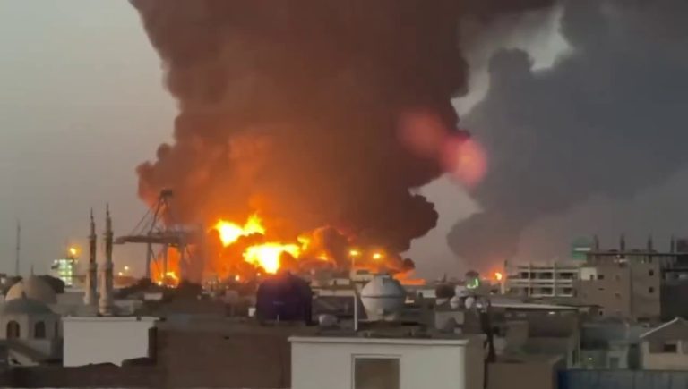 للمرة الثالثة إستهداف منشآت حيوية ببورتسودان، وتعليق جميع رحلات الطيران020 للمرة الثالثة إستهداف منشآت حيوية ببورتسودان، وتعليق جميع رحلات الطيران