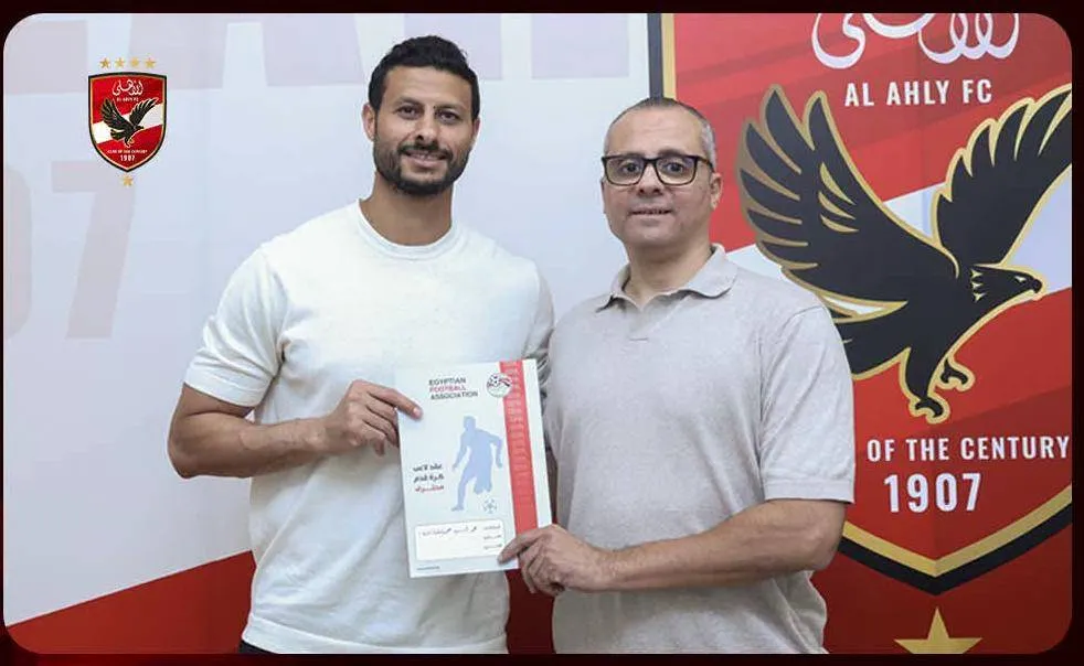 الأهلي المصري يمدد تعاقد حارس مرماه محمد الشناوي