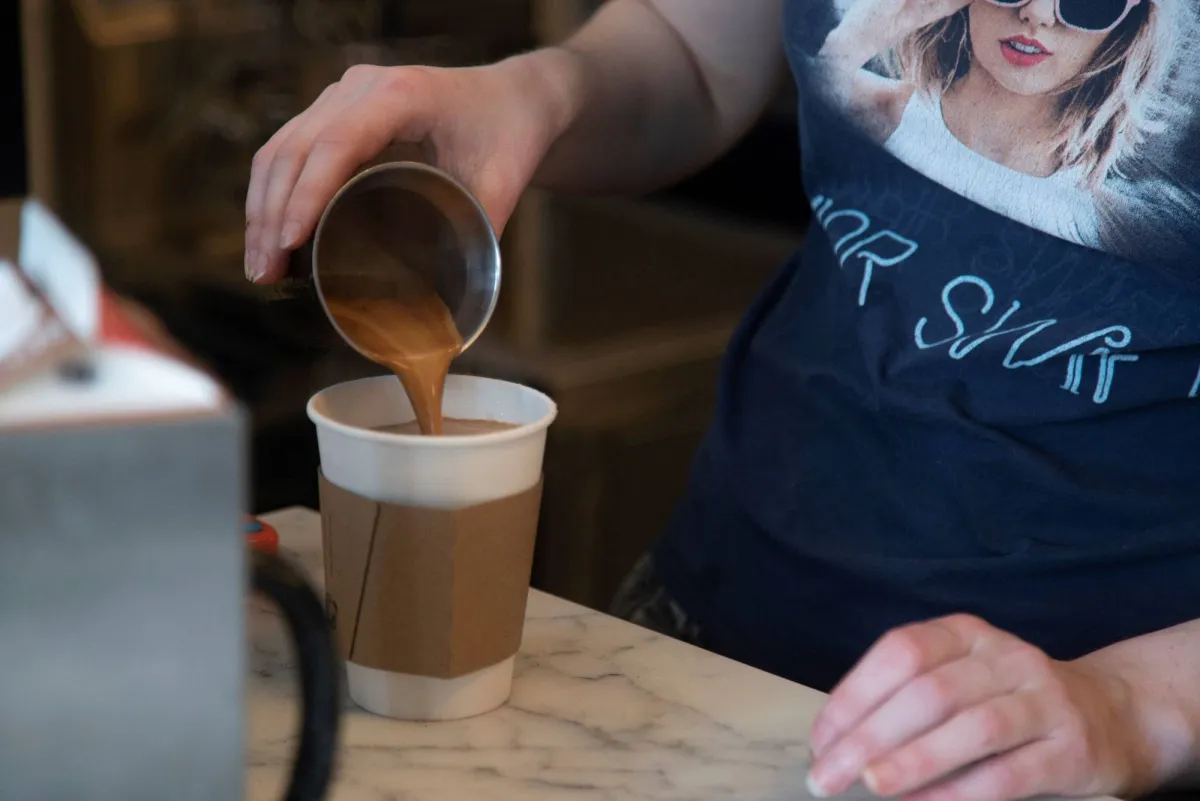 وزير الصحة الأميركي يهاجم سلاسل شهيرة بسبب السكر في القهوة المثلجة