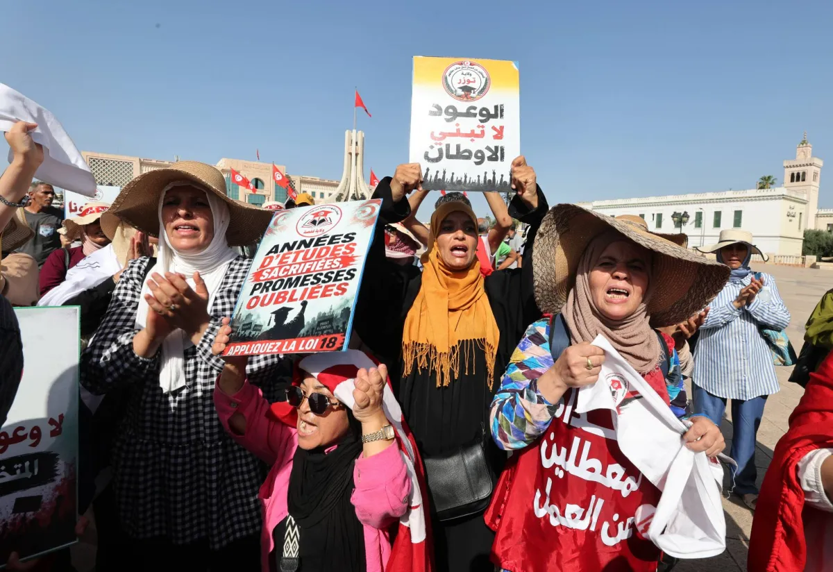 المعطلون في تونس يتظاهرون للمطالبة بتطبيق قانون توظيفهم