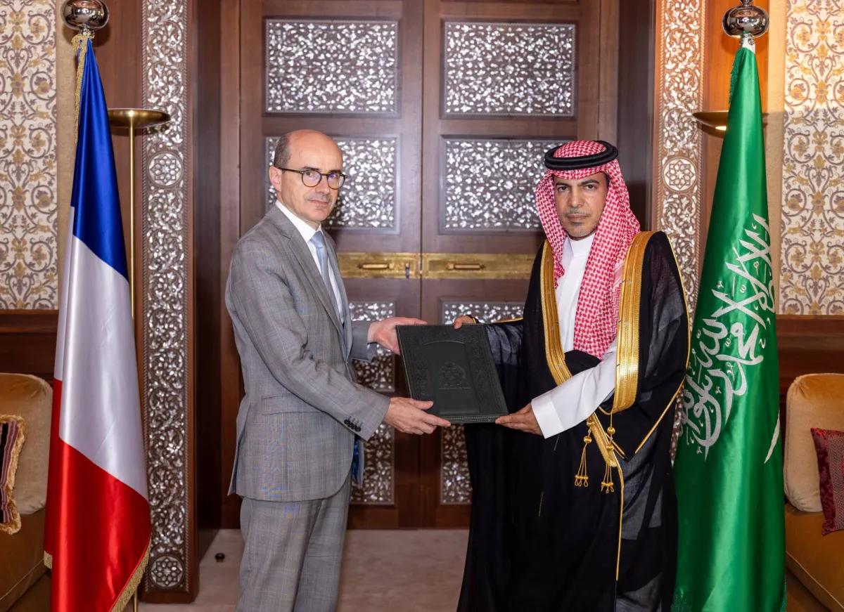 السفير السعودي الجديد لدى فرنسا يسلم أوراق اعتماده