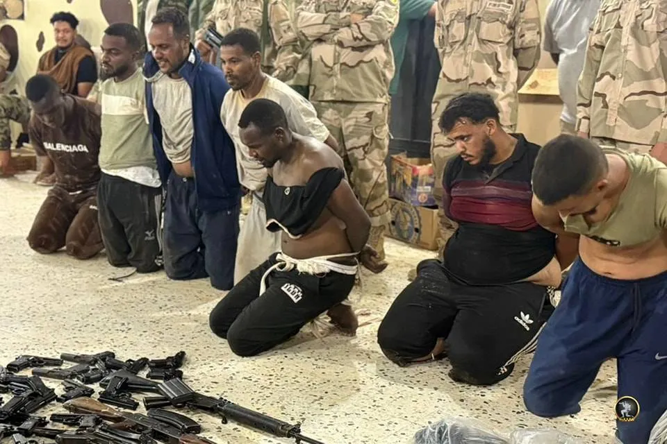 الوطني الليبي يعتقل مهربين على الحدود مع السودان ومصر020 الوطني الليبي يعتقل مهربين على الحدود مع السودان ومصر