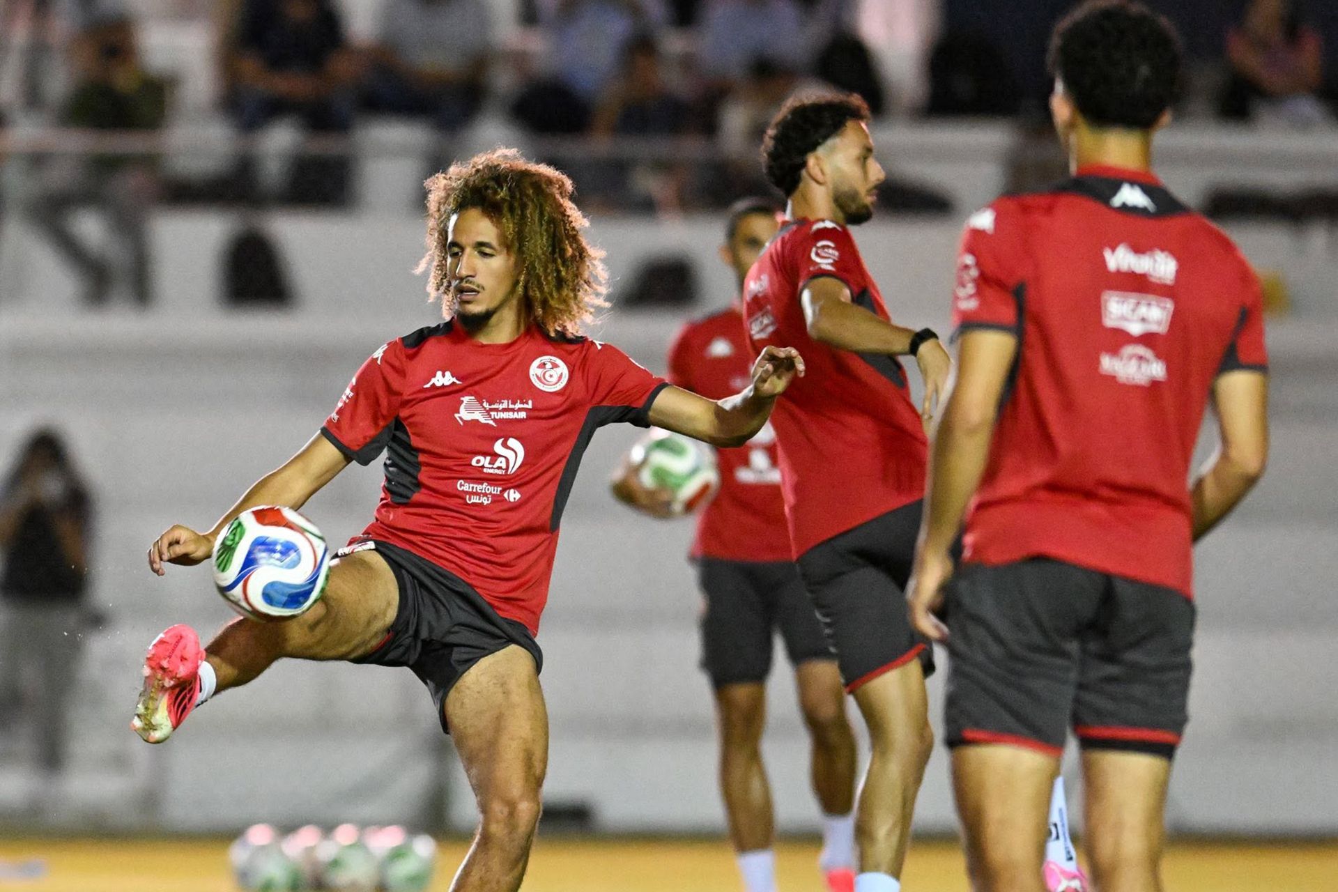 بالفيديو.. منتخب تونس يتبادل تذكارات مع حاكم نويفو ليون المكسيكية