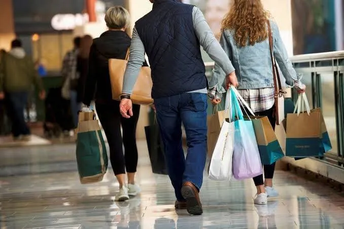 تحسن ثقة المستهلكين الأميركيين خلال أكتوبر بدعم من تراجع أسعار البنزين