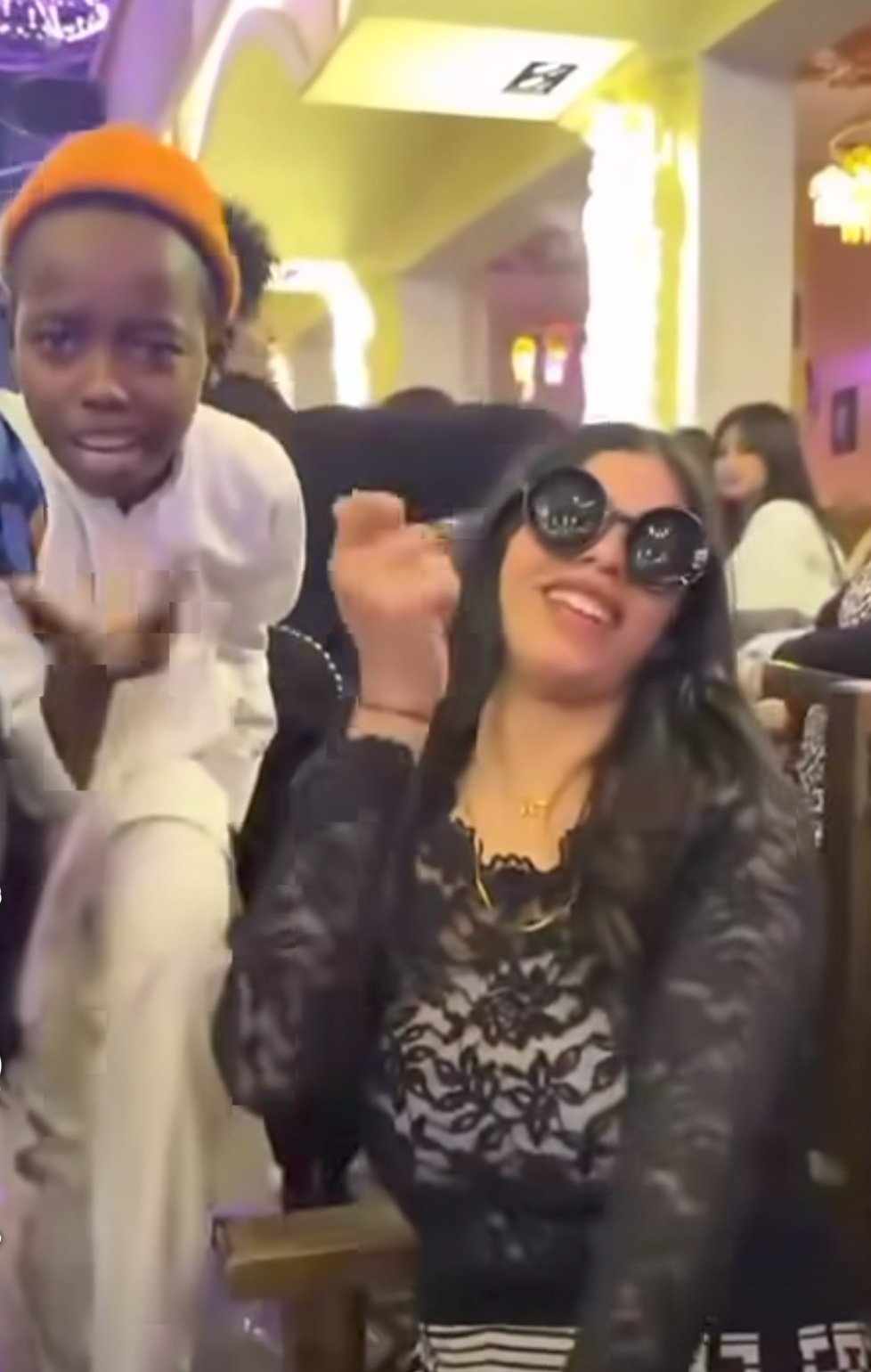 بالصورة والفيديو.. طفل سوداني يشارك حسناء مصرية وصلة رقص مثيرة على أنغام أغاني المهرجانات.. تعرف على التفاصيل020 بالصورة والفيديو.. طفل سوداني يشارك حسناء مصرية وصلة رقص مثيرة على أنغام أغاني المهرجانات.. تعرف على التفاصيل