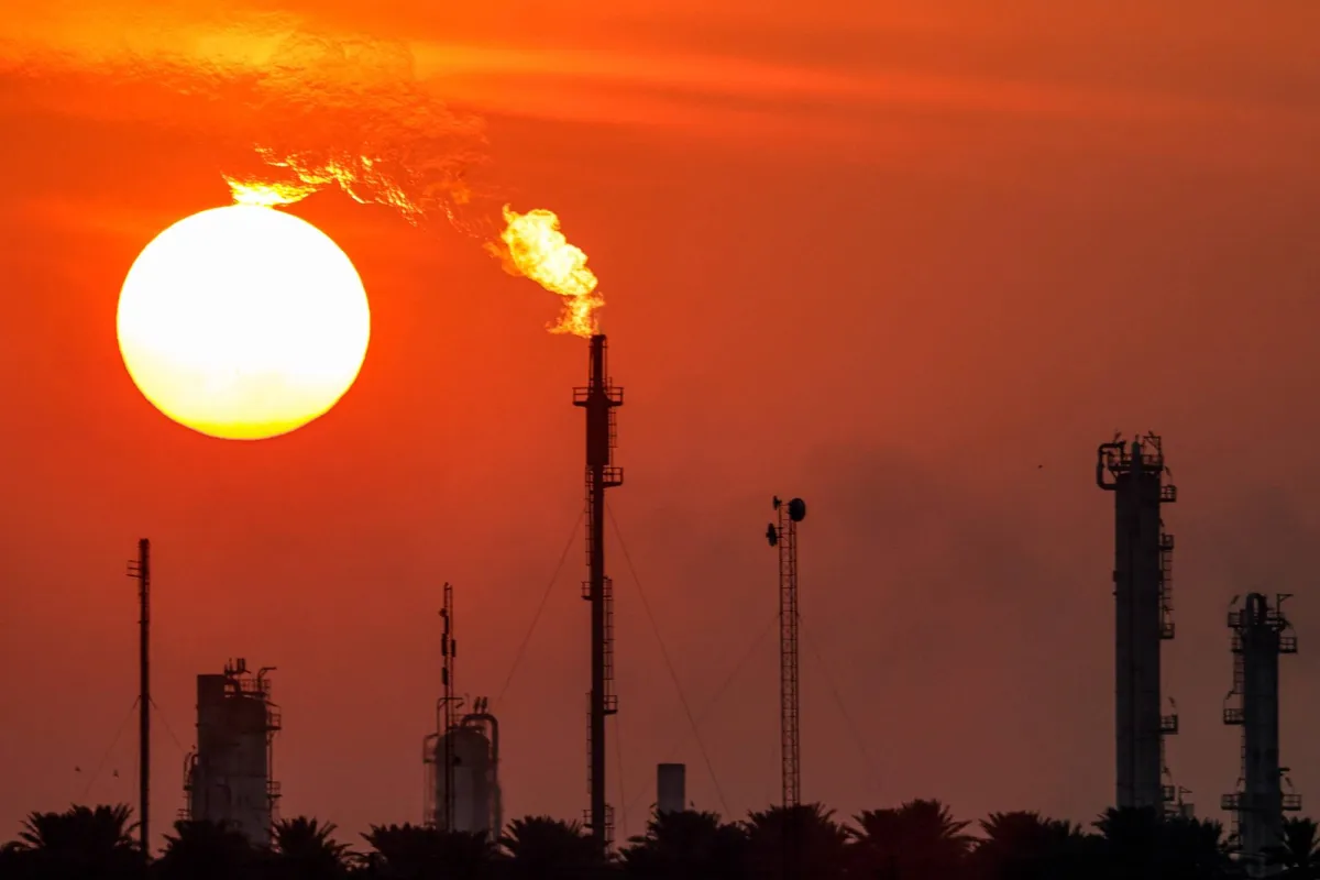 النفط يهبط وسط توقعات بفائض في العرض020 النفط يهبط وسط توقعات بفائض في العرض