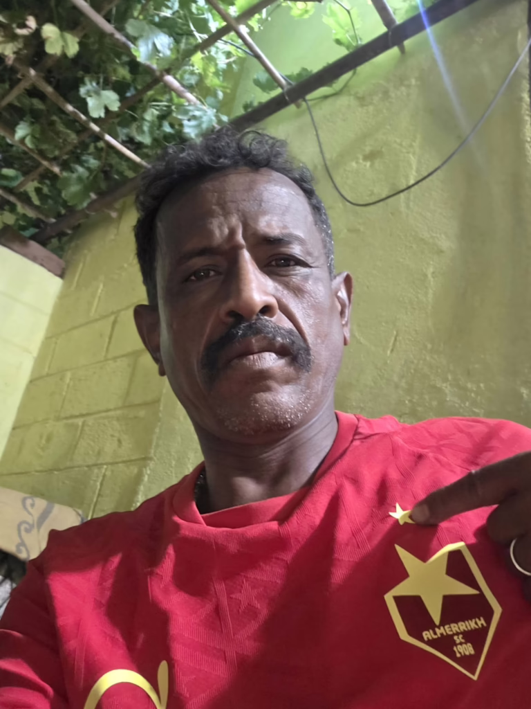 شاهد بالصورة.. ملك الطمبور يهنئ المريخ بالفوز بالديربي: يمرض ولكن لا يموت.. طريقك أخضر يا زعيم