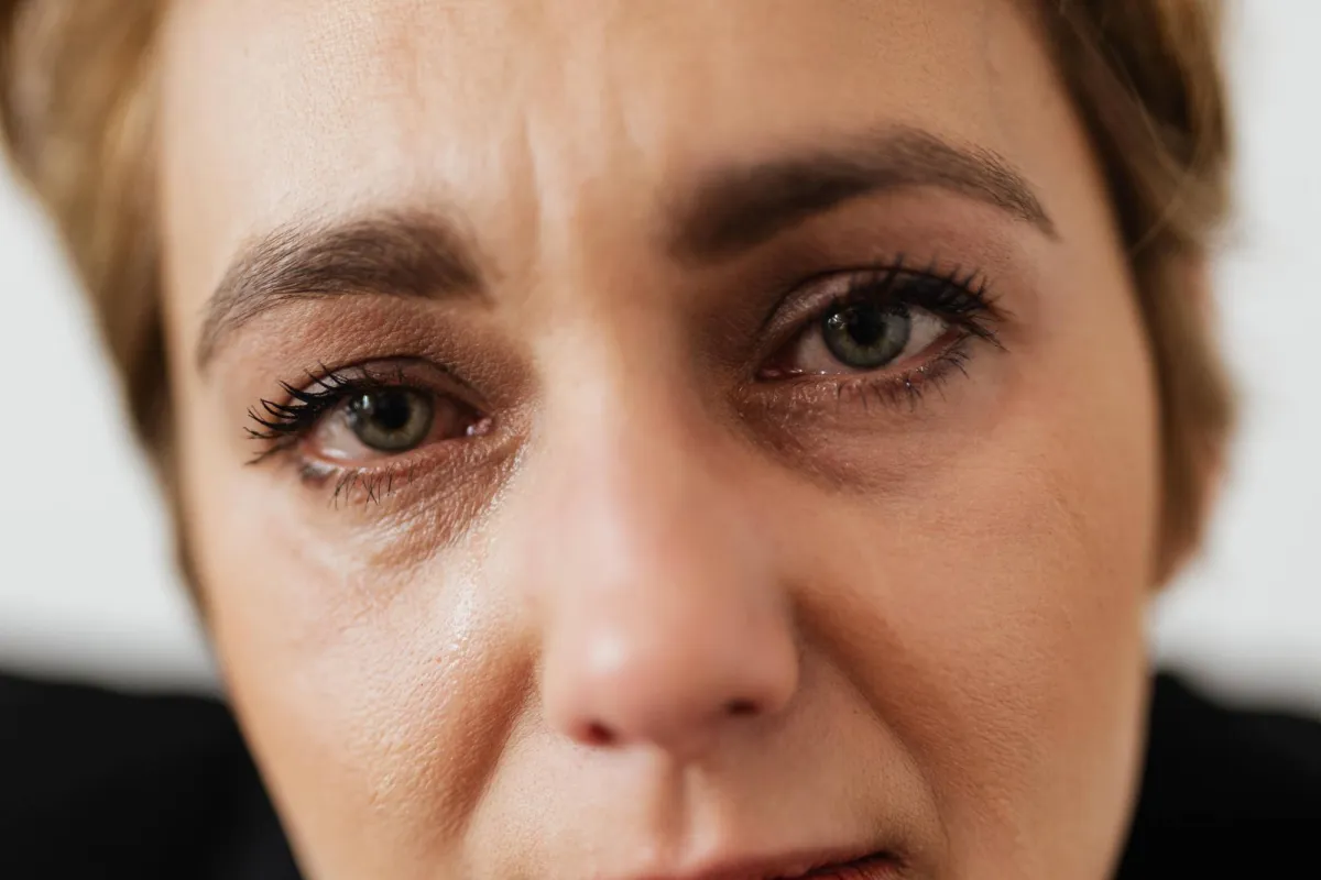لماذا تدمع عيناك باستمرار 7 أسباب محتملة