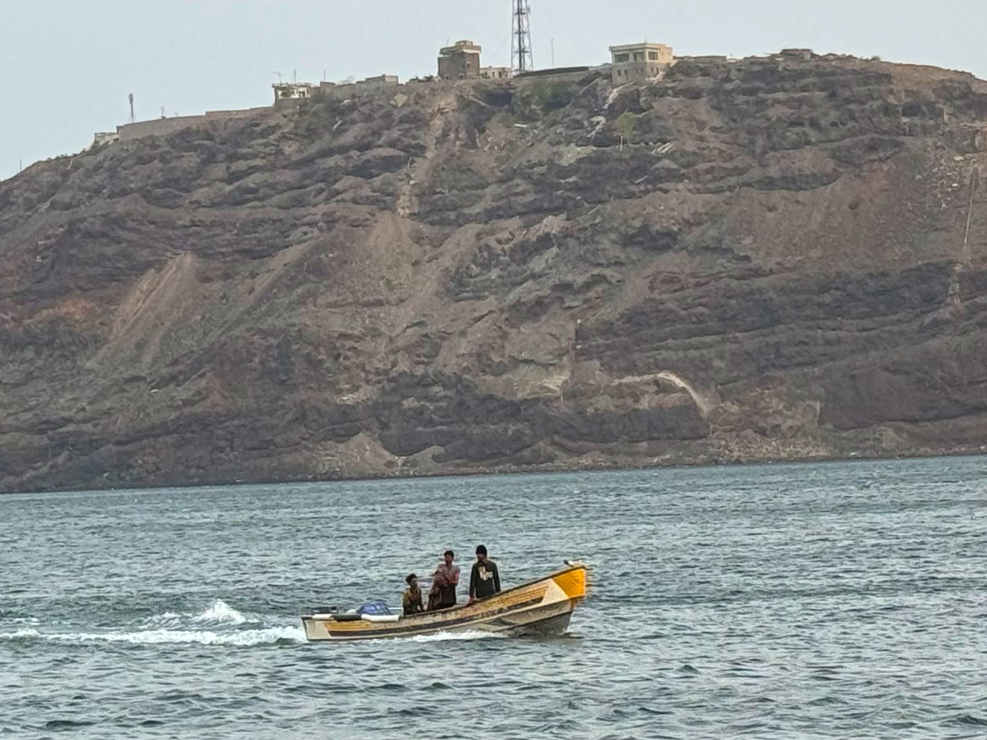 مصدر بالتحالف للجزيرة: تدمير شحنة أسلحة مهربة قبالة السواحل اليمنية
