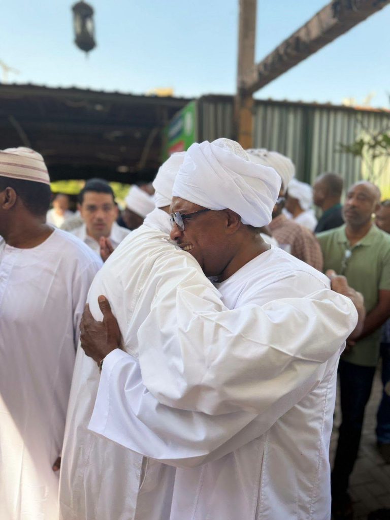 بالصور.. تشييع رجل الأعمال ورئيس المريخ السوداني السابق عمر النمير بالقاهرة