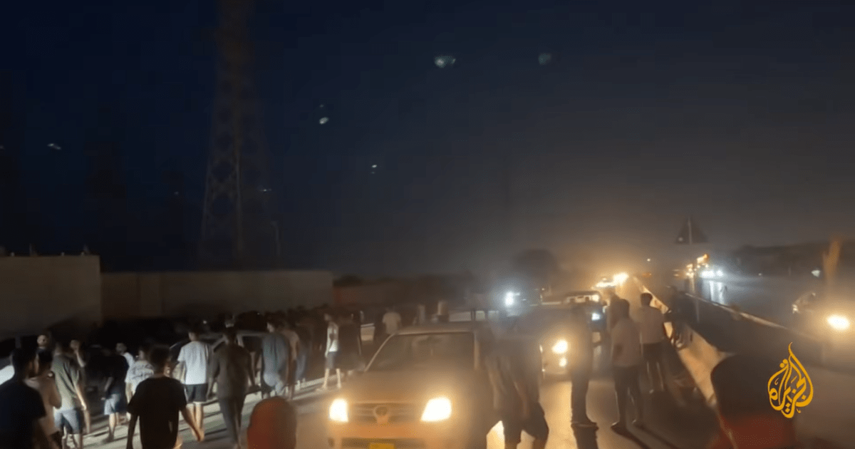 أزمة الكهرباء تشعل احتجاجات وعصيانا مدنيا في طرابلس