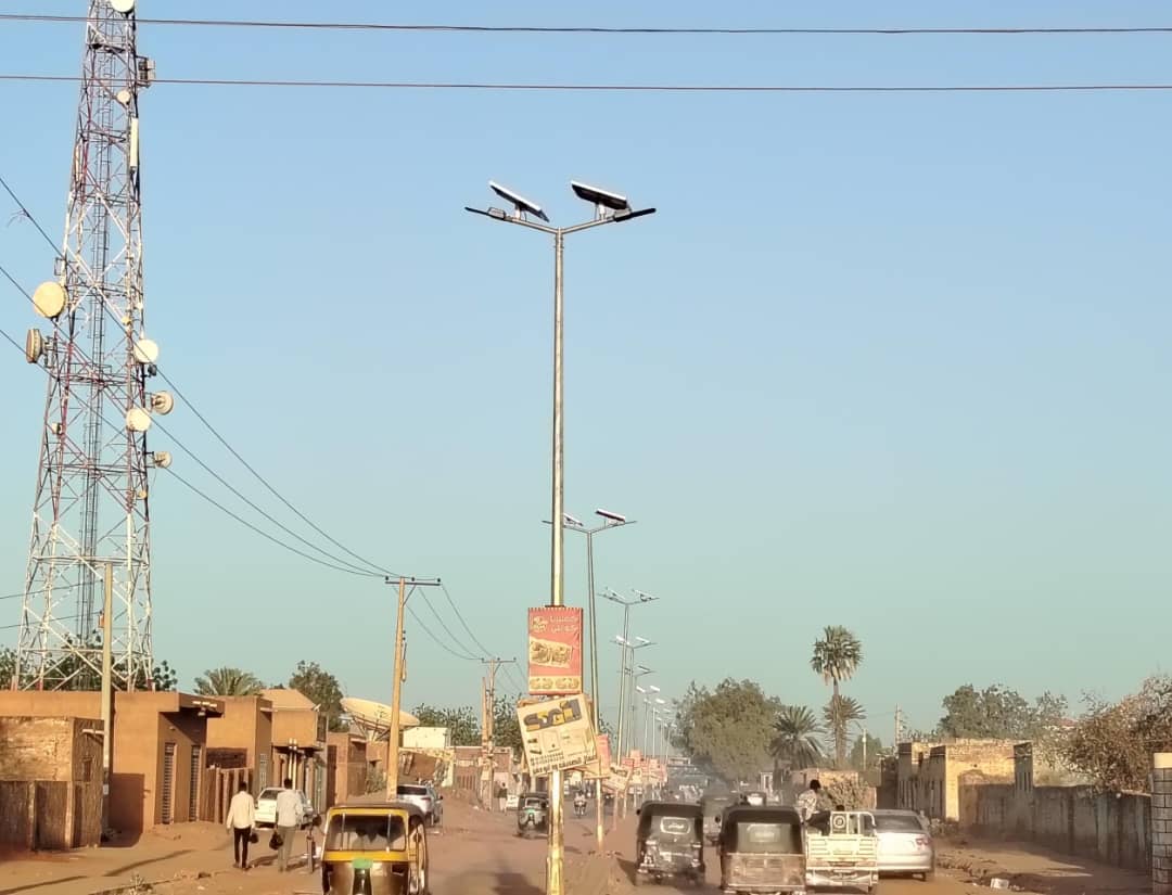 إنارة المناقل.. تركيب 200 كشاف تعمل بالطاقة الشمسية  