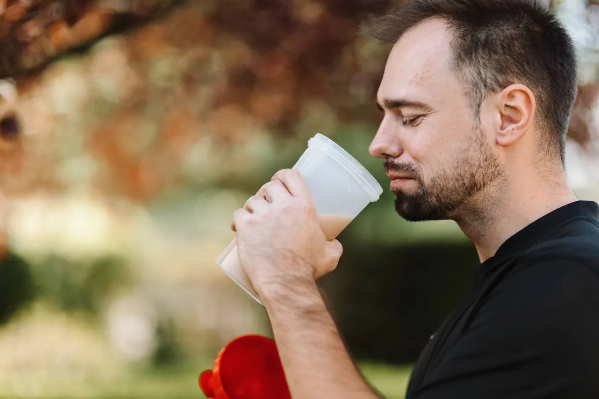 هل يفضل شرب مخفوق البروتين قبل التمرين أم بعده