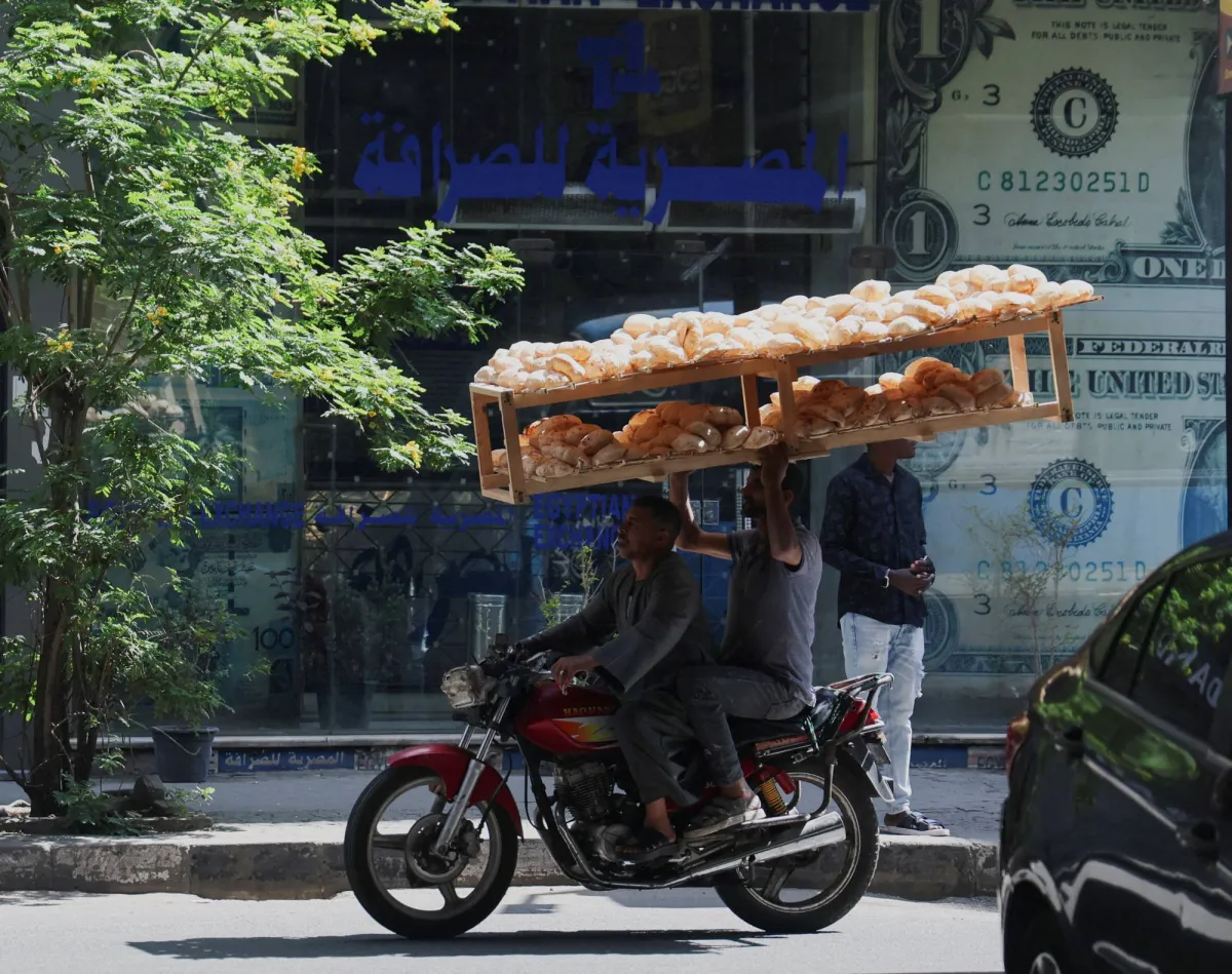 المصريون يخشون ارتفاع رغيف العيش