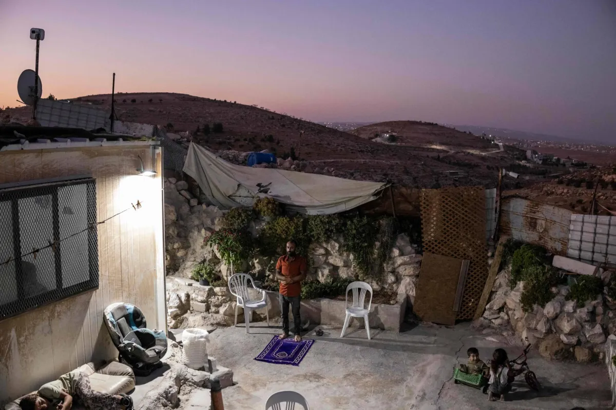 عائلة فلسطينية تجد ملاذا آمنا في كهف بعد هدم منزلها في الضفة الغربية