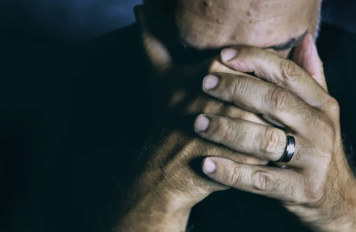 الاكتئاب بعد الأربعين... أسباب خفية قد لا تخطر على البال