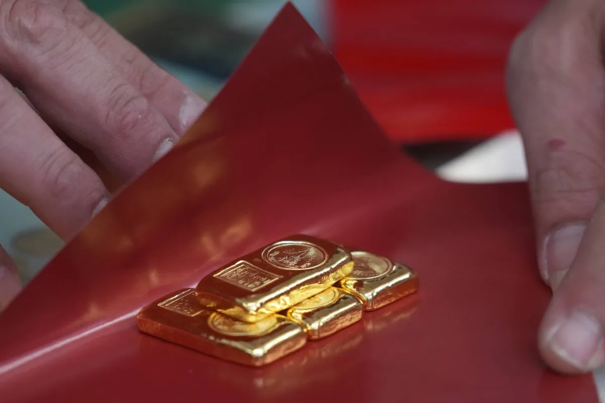 انخفاض الذهب بأكثر من 4  مع تفضيل المستثمرين الدولار بوصفه ملاذا آمنا