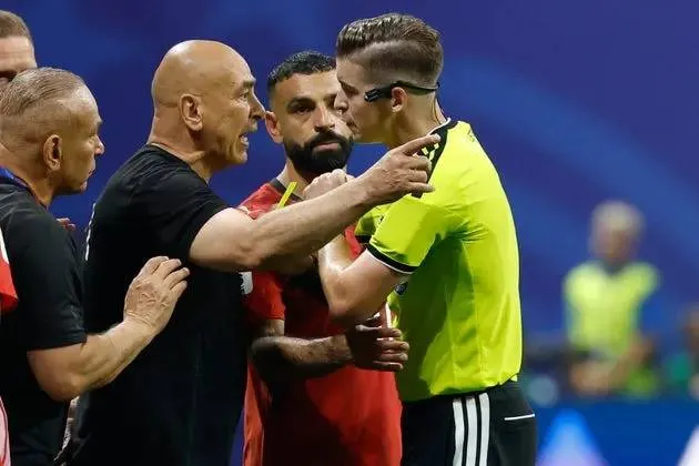 فيفا يقرر إيقاف حسام وإبراهيم حسن 3 مباريات وزيكو 5 مباريات