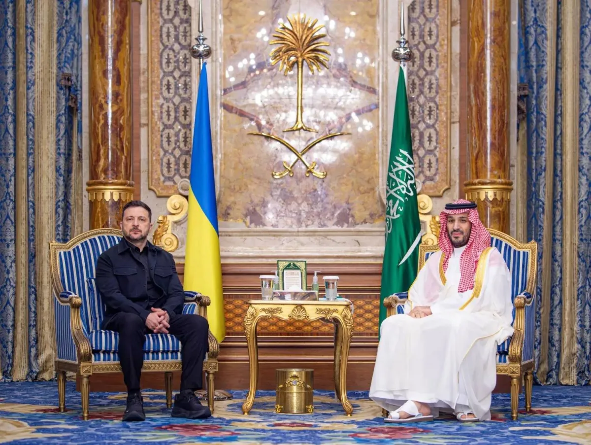 محمد بن سلمان وزيلينسكي يستعرضان المستجدات الإقليمية والدولية