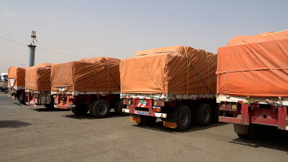 بورتسودان تحرك 43 شاحنة سلال غذائية للنازحين بالولايات  