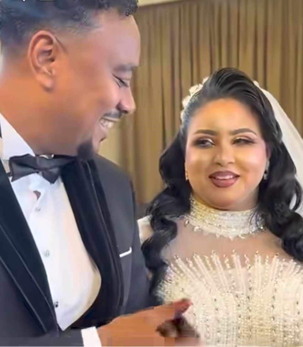شاهد بالصورة والفيديو.. بصوت جميل وطروب.. عريس سوداني يغني لعروسته ويتغزل فيها: البنات مهما اتجملوا زي جمالك ما بلحقو الله منك يا زينبو020 شاهد بالصورة والفيديو.. بصوت جميل وطروب.. عريس سوداني يغني لعروسته ويتغزل فيها: البنات مهما اتجملوا زي جمالك ما بلحقو الله منك يا زينبو