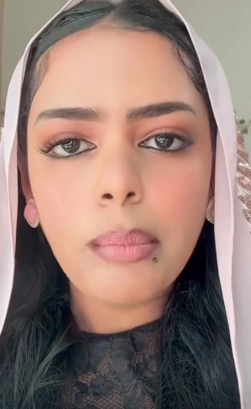 شاهد بالصورة والفيديو.. حسناء سودانية تبخس انتصارات الجيش بالقصر الجمهوري وتسخر من فرحة السودانيين: عبارة عن مبنى مهدم والدعم السريع انسحب منه لتكتيك عسكري وساخرون: محطة غيار زيت جديدة ولا شنو020 شاهد بالصورة والفيديو.. حسناء سودانية تبخس انتصارات الجيش بالقصر الجمهوري وتسخر من فرحة السودانيين: عبارة عن مبنى مهدم والدعم السريع انسحب منه لتكتيك عسكري وساخرون: محطة غيار زيت جديدة ولا شنو