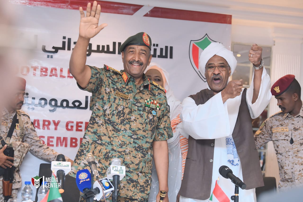شاهد بالصورة والفيديو.. البرهان يقتحم الجمعية العمومية لإتحاد كرة القدم السوداني..رئيس الإتحاد يستقبله بإشارته الشهيرة الزردية والرياضيون يهتفون: جيش واحد شعب واحد020 شاهد بالصورة والفيديو.. البرهان يقتحم الجمعية العمومية لإتحاد كرة القدم السوداني..رئيس الإتحاد يستقبله بإشارته الشهيرة الزردية والرياضيون يهتفون: جيش واحد شعب واحد
