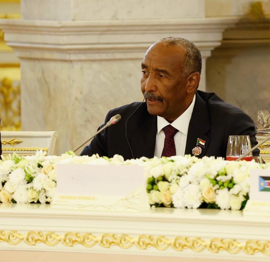 شاهد.. أطفال روس يغنون حبا للسودان أمام البرهان  