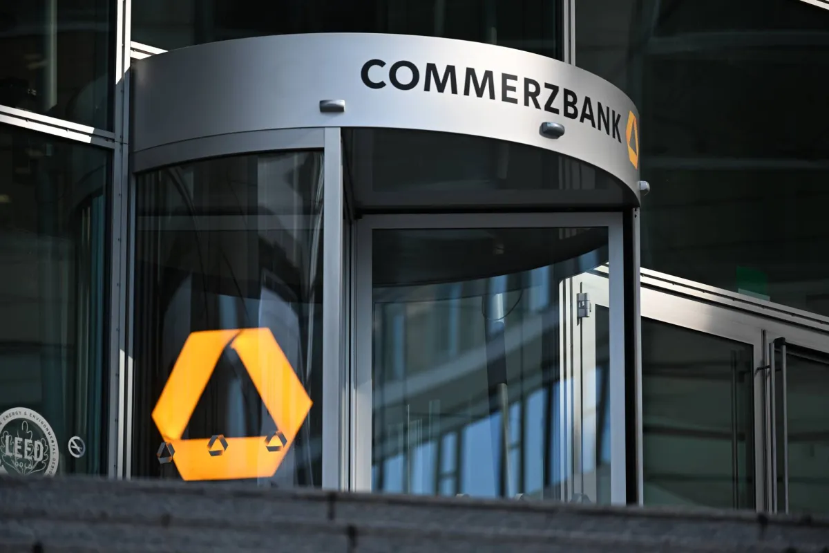 كومرتس بنك يخفض الوظائف ويرفع مستهدفاته المالية لمواجهة استحواذ يونيكريديت