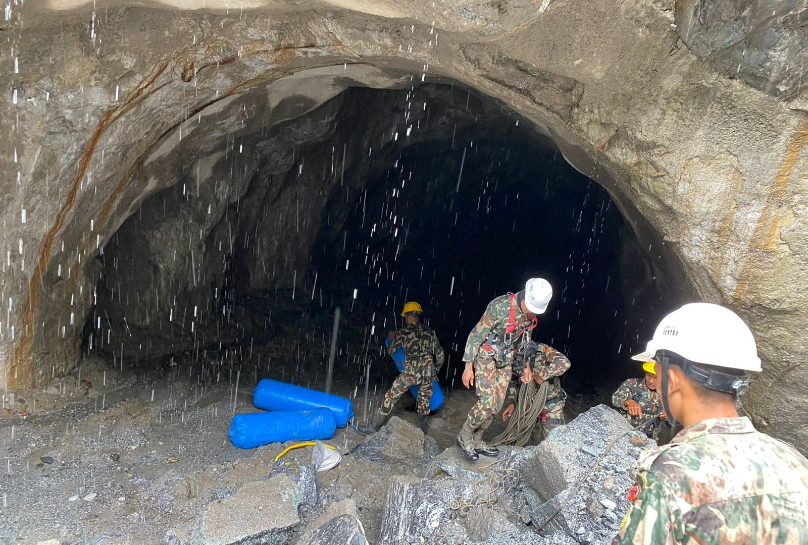 نجوت ولكن أين رفاقي قصص الهاربين من أنفاق نيبال
