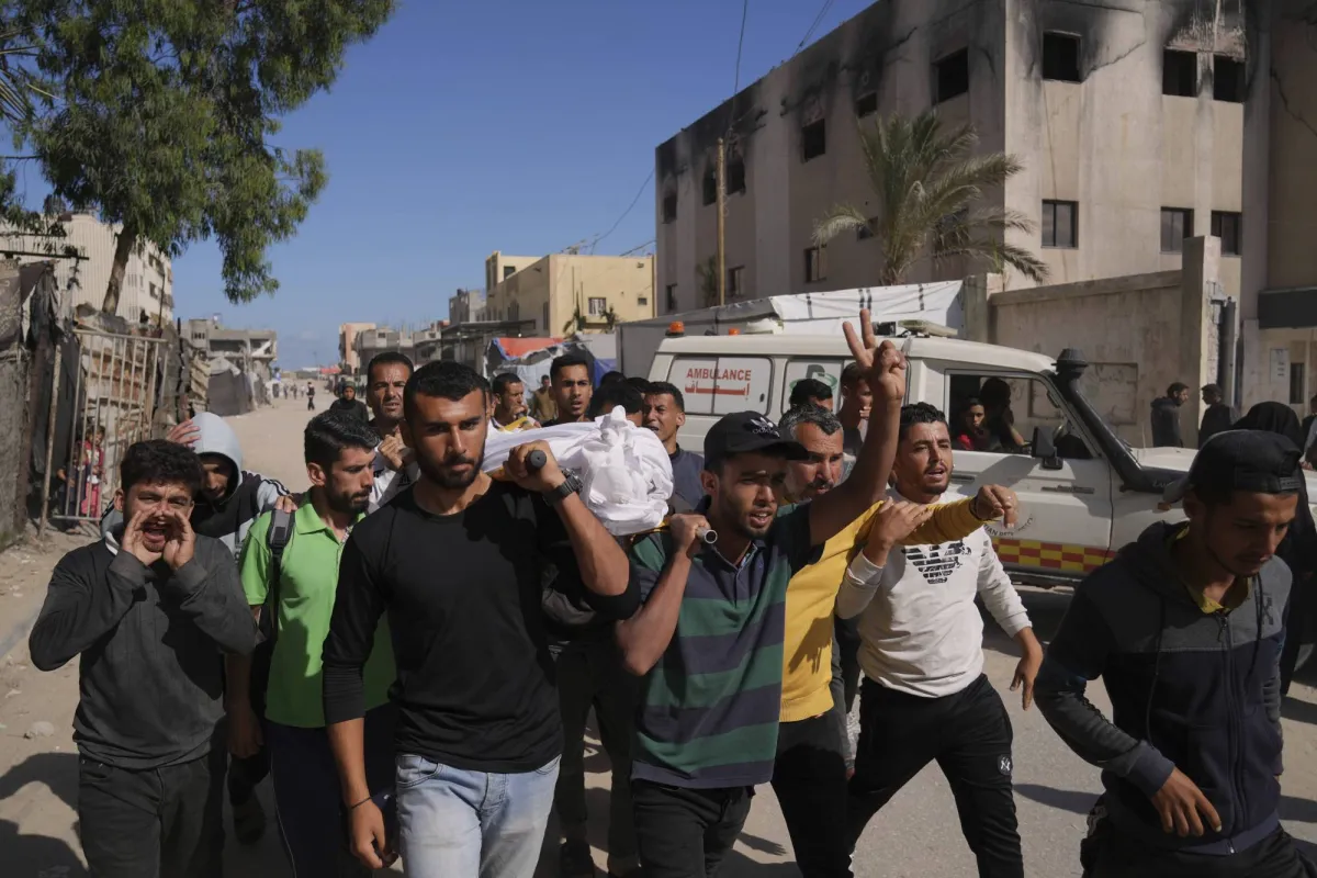من أجل قطعة خبز... مقتل أب لـ6 بنات أثناء توزيع مساعدات في غزة