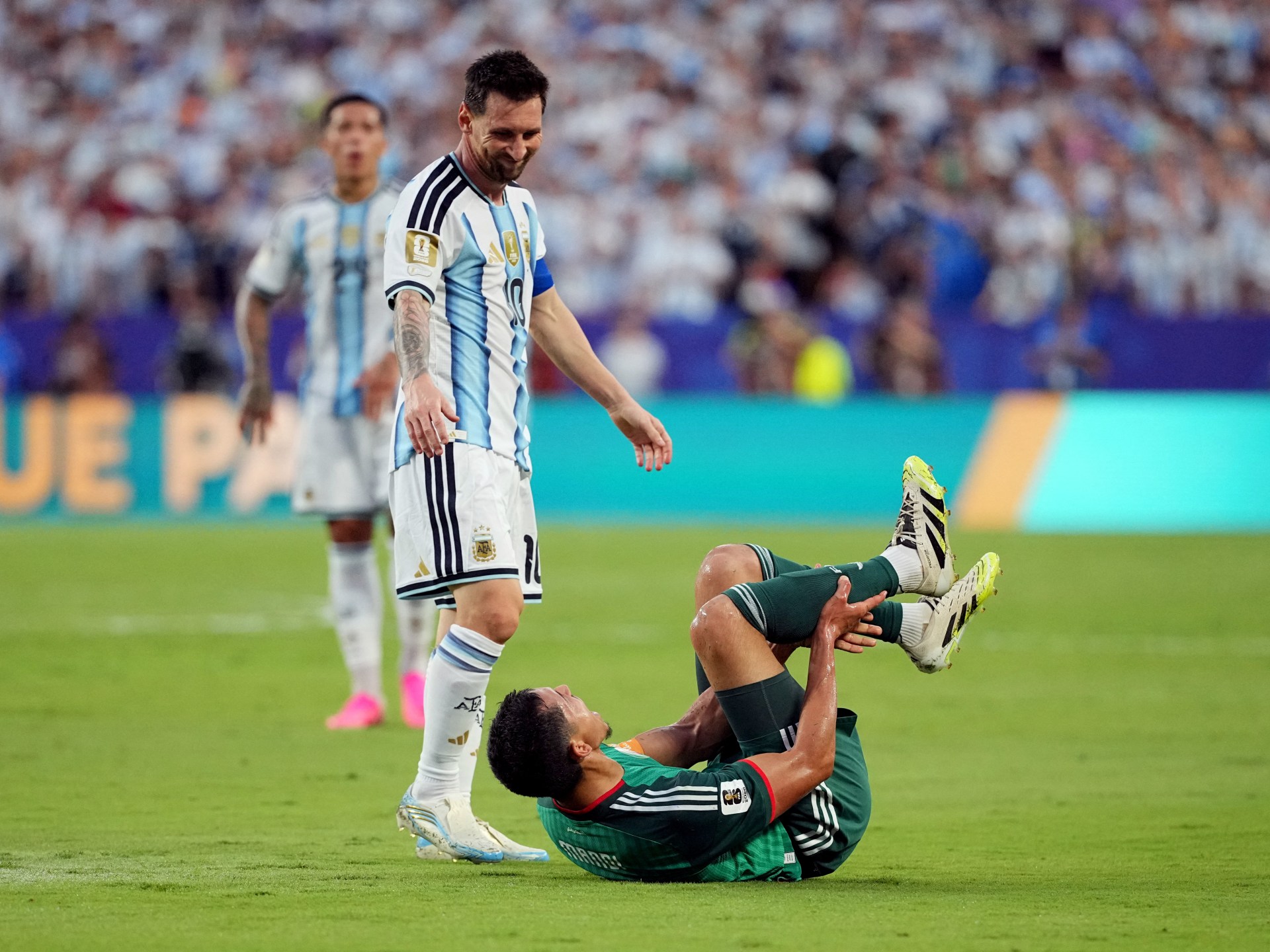 لماذا لم يطرد ميسي لقطة أمام الجزائر تثير غضبا واسعا في كأس العالم فيديو