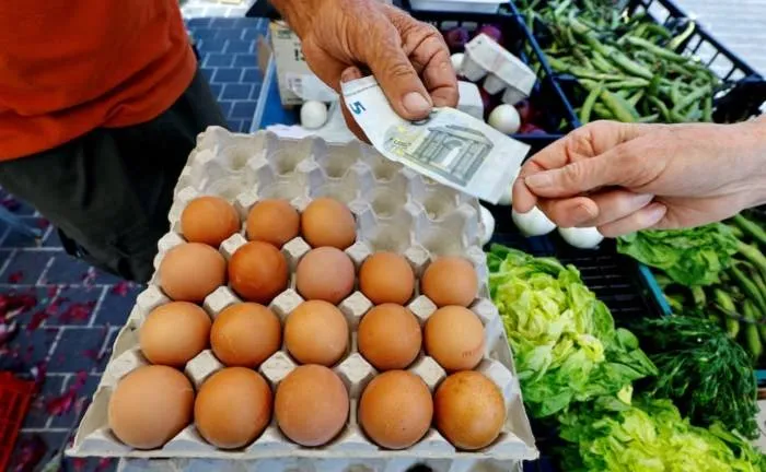 مستهلكو منطقة اليورو يخفضون توقعات التضخم قصير المدى إلى 3.5 