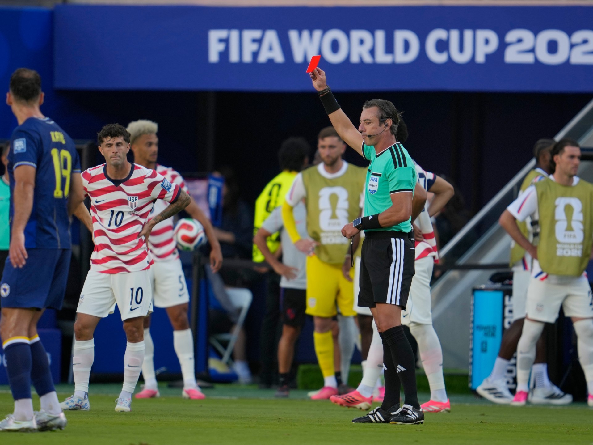 يجب احترام القواعد.. الفيفا يرد على ترمب ويدافع عن الحكم كلاوس