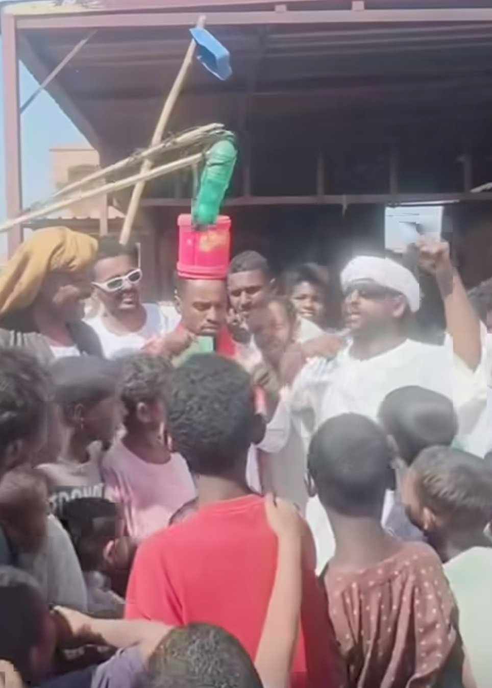 شاهد بالصورة والفيديو.. العمدة السوداني يقلد الممثل المصري محمد رمضان أثناء تقديمه هدايا مدفع رمضان بطريقة مضحكة 020 شاهد بالصورة والفيديو.. العمدة السوداني يقلد الممثل المصري محمد رمضان أثناء تقديمه هدايا مدفع رمضان بطريقة مضحكة