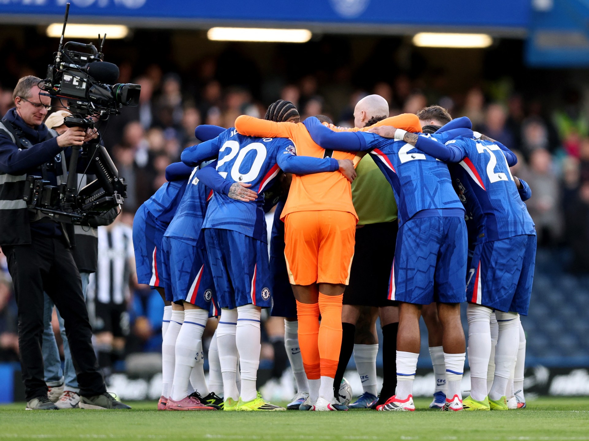 شاهد.. تصرف غريب من لاعبي تشيلسي مع الحكم قبل مباراة نيوكاسل