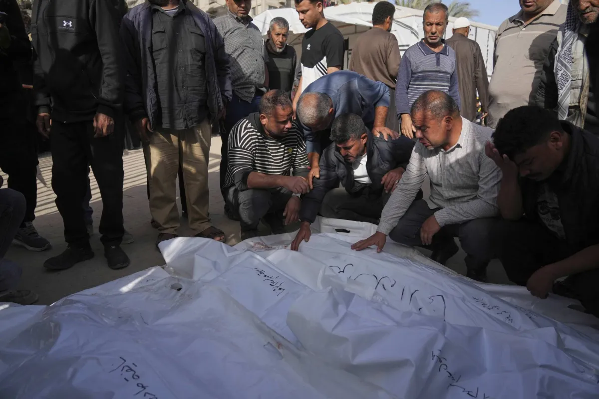 مقتل 10 فلسطينيين بينهم 4 أطفال في قصف إسرائيلي على جنوب غزة020 مقتل 10 فلسطينيين بينهم 4 أطفال في قصف إسرائيلي على جنوب غزة