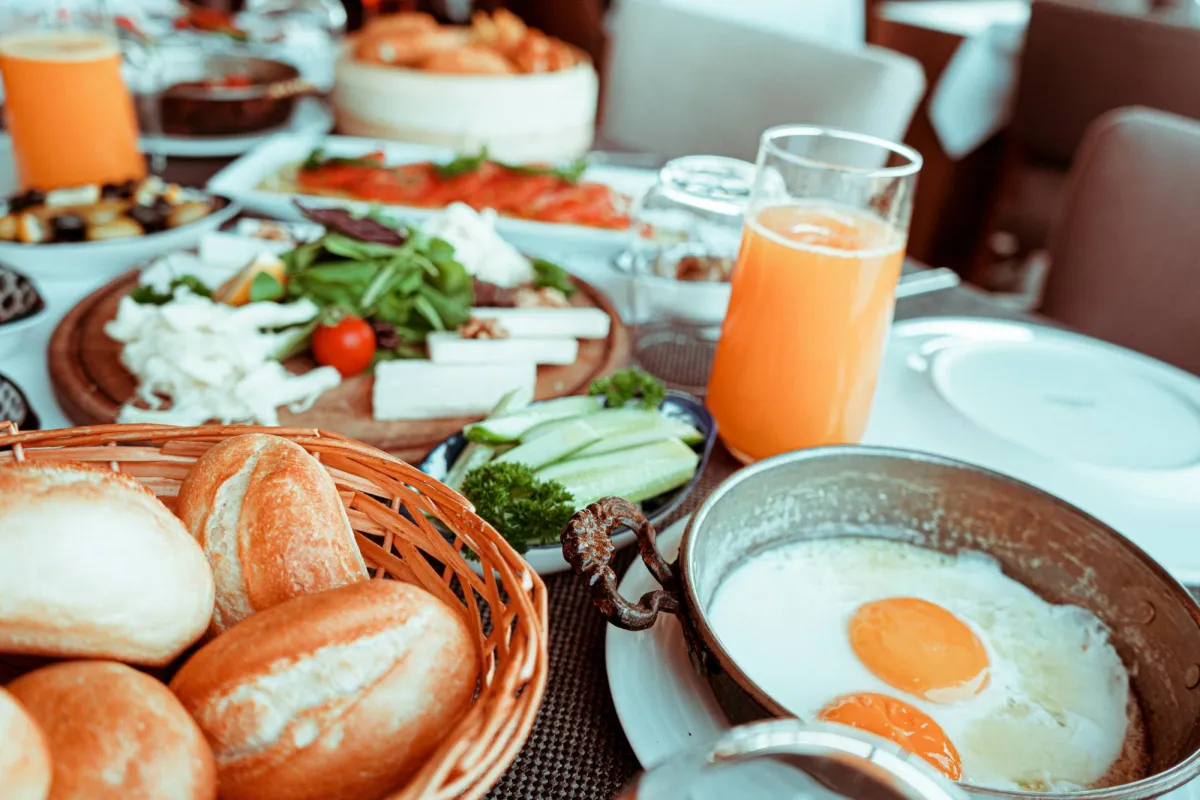 الإفطار أم العشاء... أيهما يرفع سكر الدم بدرجة أكبر