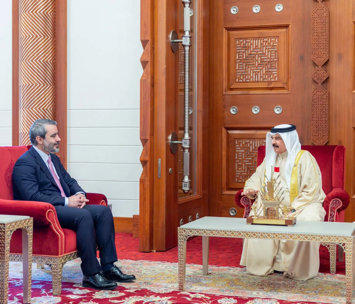 حمد بن عيسى يبحث مع الشيباني التطورات الإقليمية والدولية