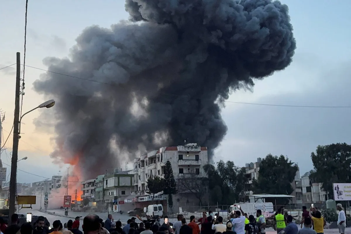 نجاة لبنانيين من قصف إسرائيلي استهدف طريقا عاما في جنوب البلاد020 نجاة لبنانيين من قصف إسرائيلي استهدف طريقا عاما في جنوب البلاد