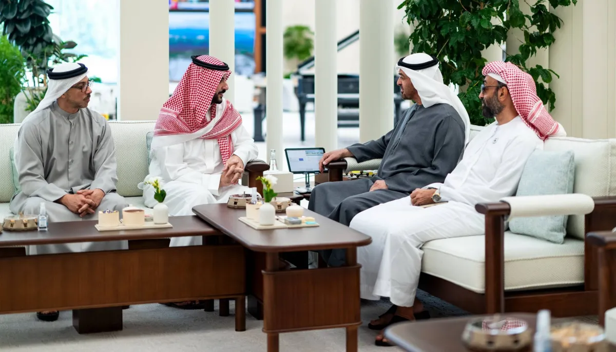 محمد بن زايد وخالد بن سلمان يبحثان التطورات الإقليمية