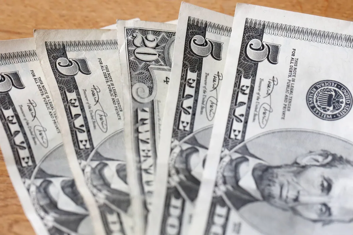 الدولار يكتسح الأسواق العالمية ويحلق قرب ذروة 2026