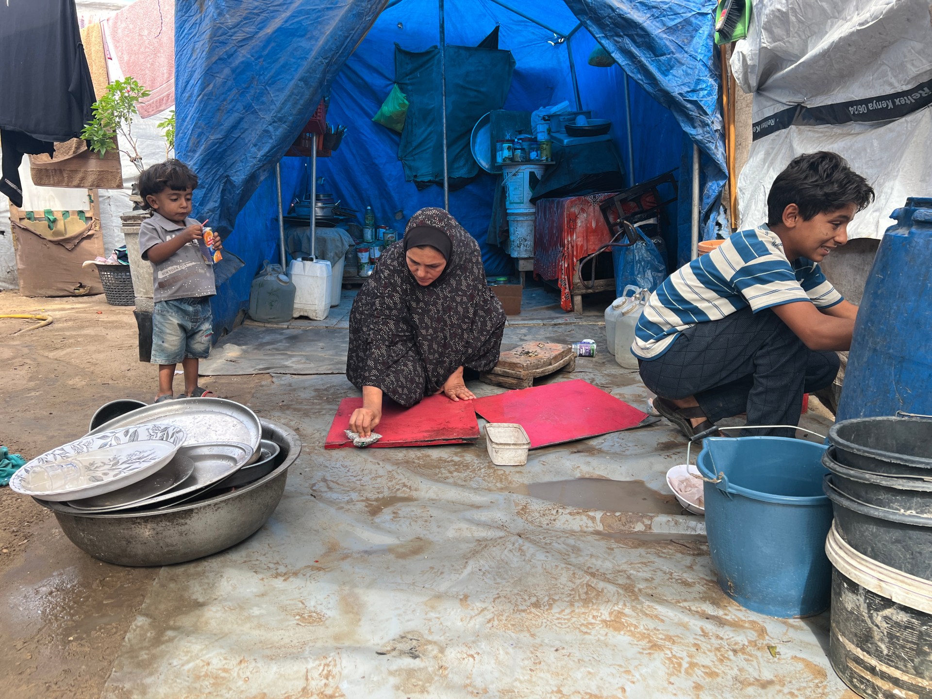 يهابون الأدراج.. أطفال غزة لا يعرفون البيت والجدران الصلبة