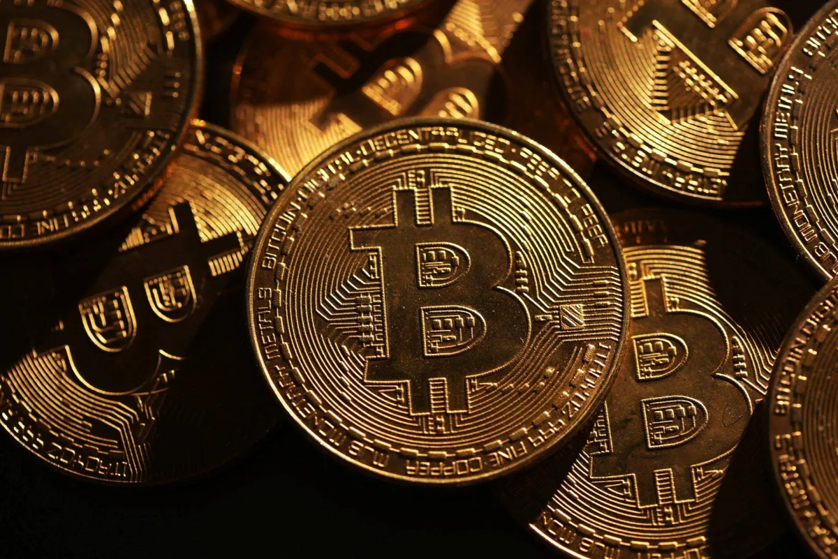 بتكوين تتراجع إلى أقل من 77 ألف دولار